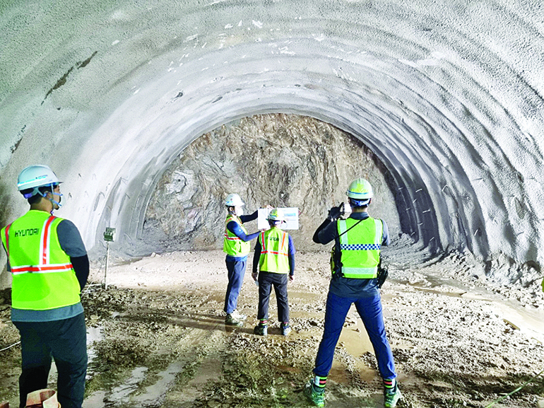 현대건설 직원들이 터널 공사 현장에 스마트 건설기술 실증을 하는 모습.